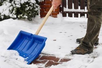 Из-за снегопадов расходы россиян на лопаты за неделю выросли почти на 50%