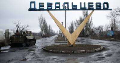 В Дебальцево оконфузились с памятником убитым террористам, изобразив на нем воина ВСУ (ФОТО)