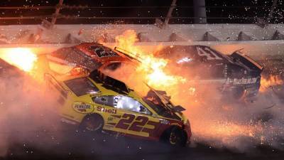 Столкновение 16 машин и огненная ловушка: массовая авария в первой гонке сезона NASCAR – видео