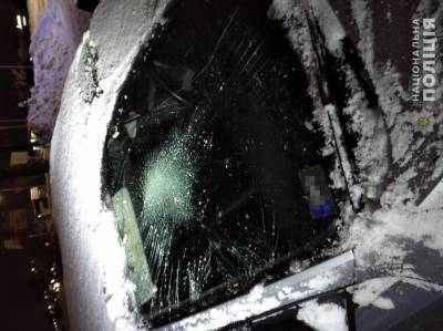 Во Львове посреди дороги пьяный мужчина разбил 2 машины и избил водителей: фото