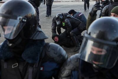 В Нижневартовске полиция сыграла со школьниками в протестующих и ОМОН с дубинками и щитами