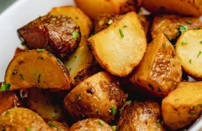 Как приготовить картофель по-деревенски в духовке: рецепт от Евгения Клопотенка - 24tv.ua
