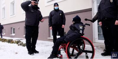Осуществили мечту: в Черновцах мальчика с терминальной стадией рака приняли в ряды полиции — видео