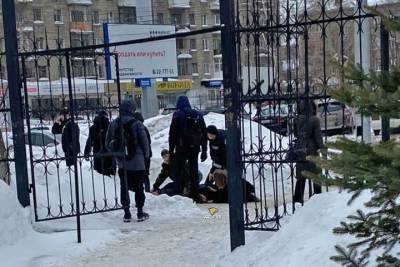 Молодой человек погиб после удара ножом у ворот Новосибирского технического госуниверситета