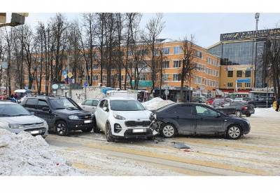 На оживленном перекрестке в Смоленске столкнулись 4 иномарки