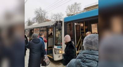 Толпа пассажиров в шоке: маршрутки бьются из-за дорог в центре Ярославля