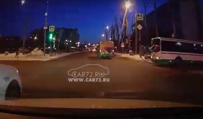 В Тюмени автобус двигался на красный свет и чуть не столкнулся с машиной Яндекс.GO