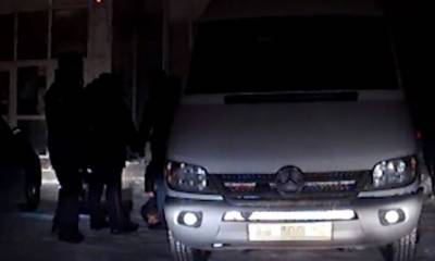 Кузбассовец ограбил магазин и спрятался от полиции под машиной