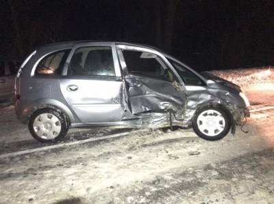 На Львовщине произошло крупное ДТП на заснеженной дороге столкнулись 2 машины Opel – фото