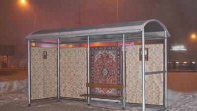 Трамвайная остановка в Самаре превратилась в арт-объект с ковром времен СССР