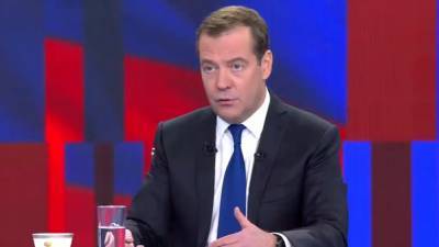 Медведев считает необходимым провести вакцинацию мигрантов от COVID-19