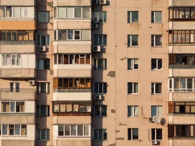 В Киеве с балкона на 14 этаже выпала 13-летняя девочка