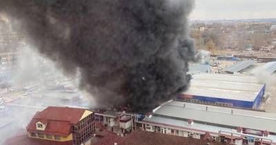 Торговые павильоны загорелись на рынке в Волгограде