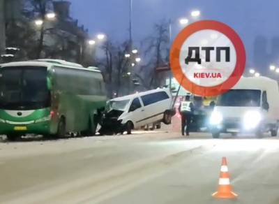Показано видео, как в Киеве бус влетел в большой автобус