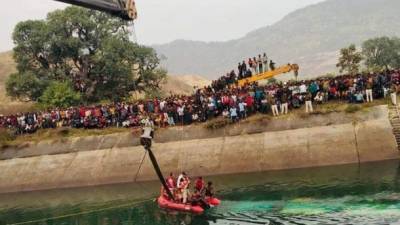 В Индии автобус упал с моста: не менее 40 погибших