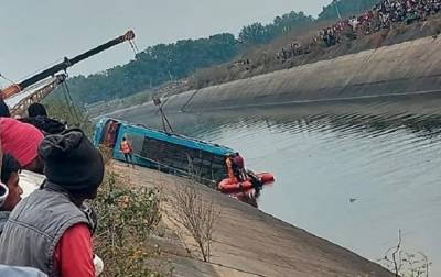 В Индии в канал упал автобус, 40 погибших