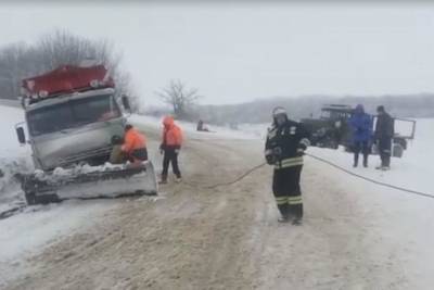 Спасатели Краснодарского края продолжают вытаскивать машины из кюветов