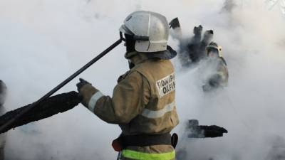 МЧС сообщило о масштабном пожаре в торговых павильонах в Волгограде