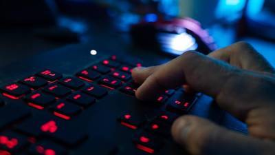 Кремль прокомментировал обвинения Франции в кибератаках «российских хакеров»