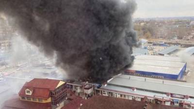 В Волгограде на Качинском рынке горят торговые павильоны