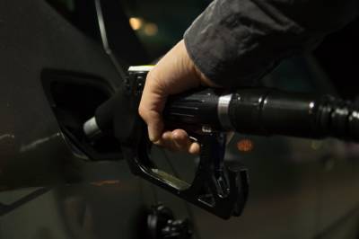 Цена на нефть растет до рекордных показателей: сколько стоит бензин