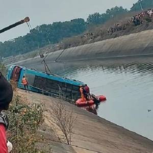 В Индии пассажирский автобус упал в канал: погибли 40 человек. Фото