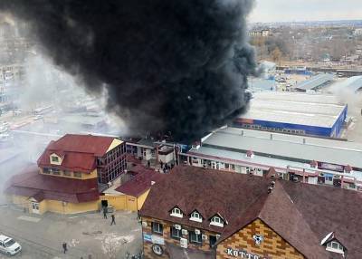 С горящего рынка в Волгограде эвакуировали около 150 человек