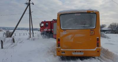 В Черновицкой области школьный автобус с детьми застрял в снежном сугробе