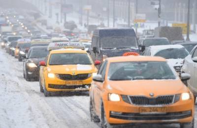 Общественники попросили ФАС проверить рост цен на такси во время снегопадов
