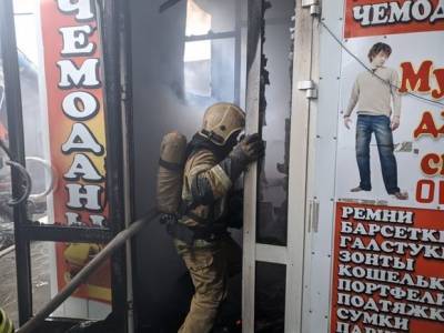 В Волгограде пожар охватил 2 тыс. кв.м площади рынка (фото)