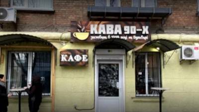 Из-за замечания о маске: в кафе Киева мужчина с детьми получил удар ножом в грудь