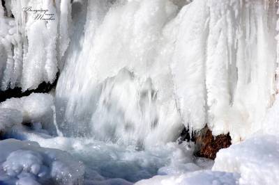 В сеть попали зрелищные фото замерзшего равнинного водопада