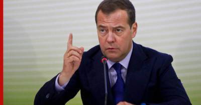 Медведев призвал уделить внимание вакцинации мигрантов от COVID-19