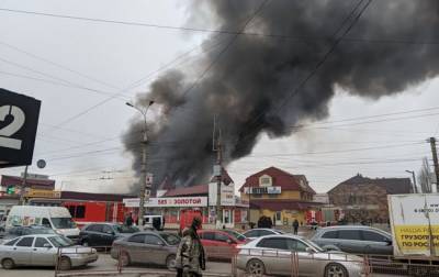 В сети появилось видео масштабного пожара на рынке в РФ