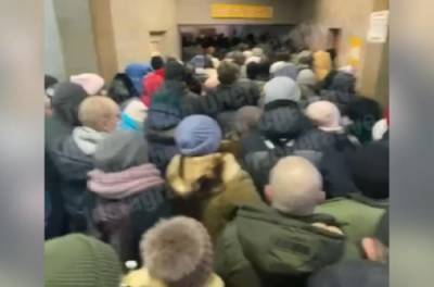 Мечта ковида: в метро Киева опять столпотворение
