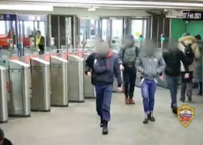 Двое подростков задержаны за избиение приезжих в вагоне метро