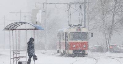 Снег затруднил проезд транспорта: "Укравтодор" назвали три самых проблемных региона