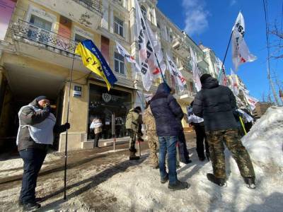 «Заберите сына из Верховной Рады»: ФОПы снова протестуют возле офиса мамы Гетманцева