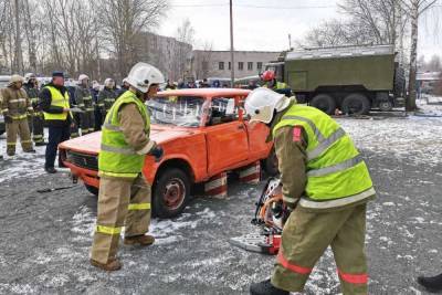 Карельские пожарные посоревнуются в Кеми в инсценировке ДТП