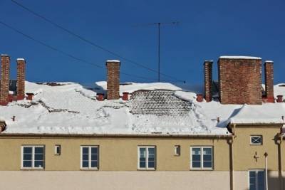 В Петербурге рабочий упал с крыши дома во время очистки кровли от снега