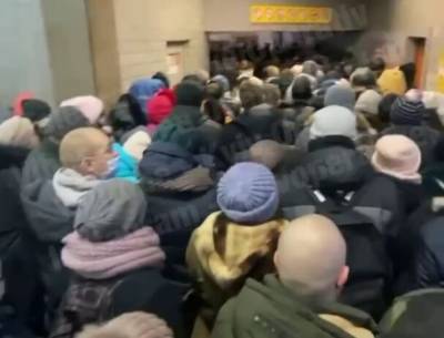 В киевском метро из-за карантина образовалась огромная очередь