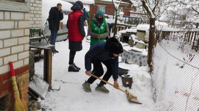 Молодежь Могилева помогает в уборке снега одиноким и пожилым жителям города