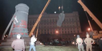 Экс-глава Минкультуры предложил поставить на Лубянке "объединяющий общество" памятник Андропову
