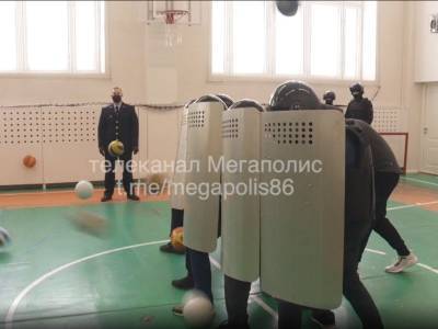 В школе Нижневартовска, где МВД провело урок разгона митинга, пройдет проверка