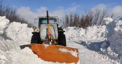 В Черниговской области трактор, который чистил снег, не разминулся со "скорой"