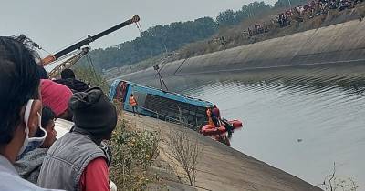 В Индии переполненный автобус съехал с моста и упал в канал: десятки погибших