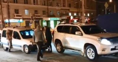 "Мажор на мамином крузаке": в центре Ровно парень посреди дороги побил таксиста и скрылся (видео)