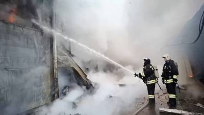 МЧС сообщило о погибшем при пожаре на рынке в Волгограде
