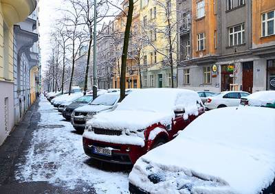 Жителей Чехии предупредили о гололедице и падающем с крыш снеге