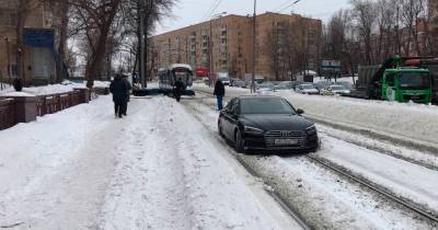 В Москве водитель захотел объехать пробку и застрял на рельсах